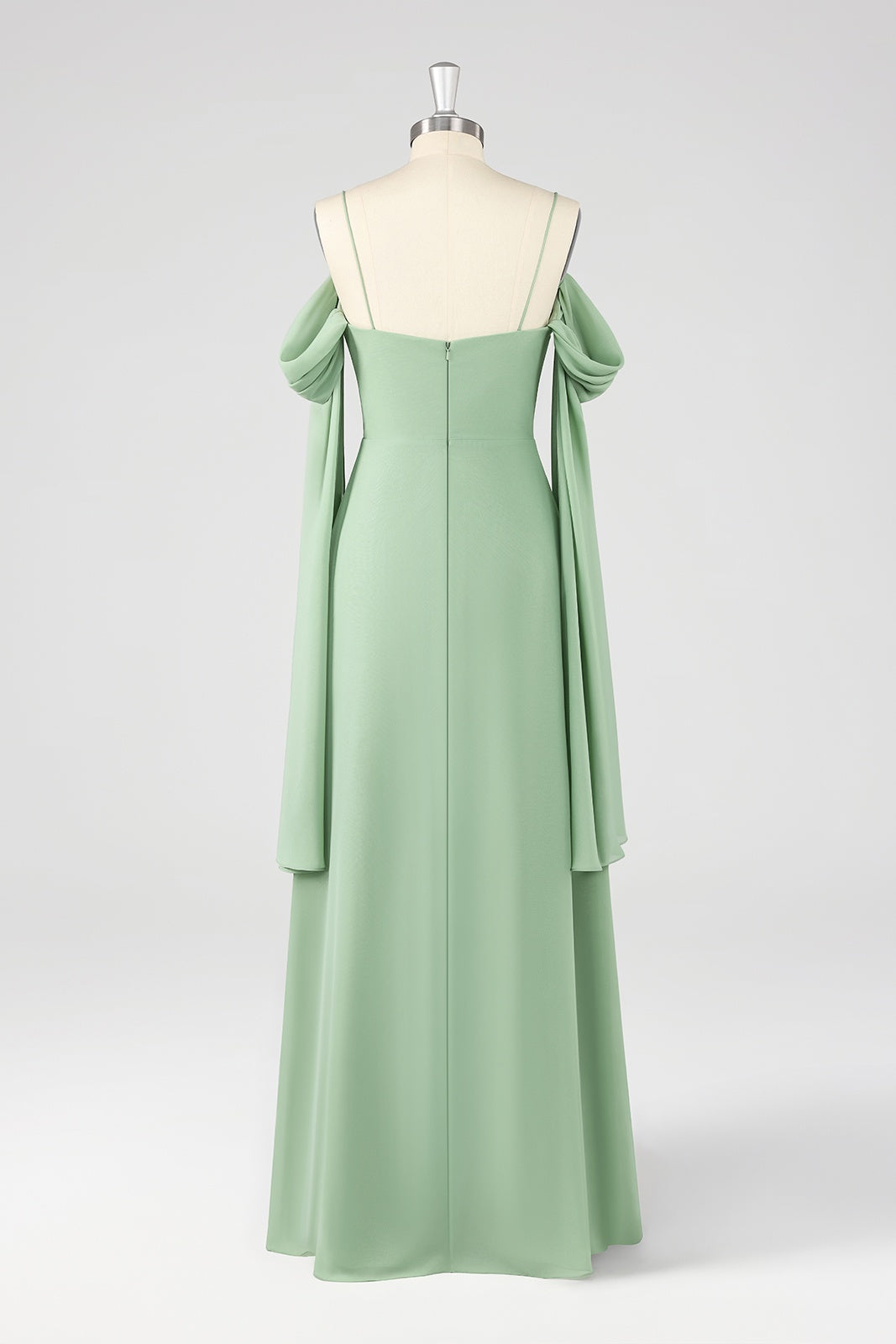 Vestido largo verde salvia con hombros descubiertos y mangas drapeadas