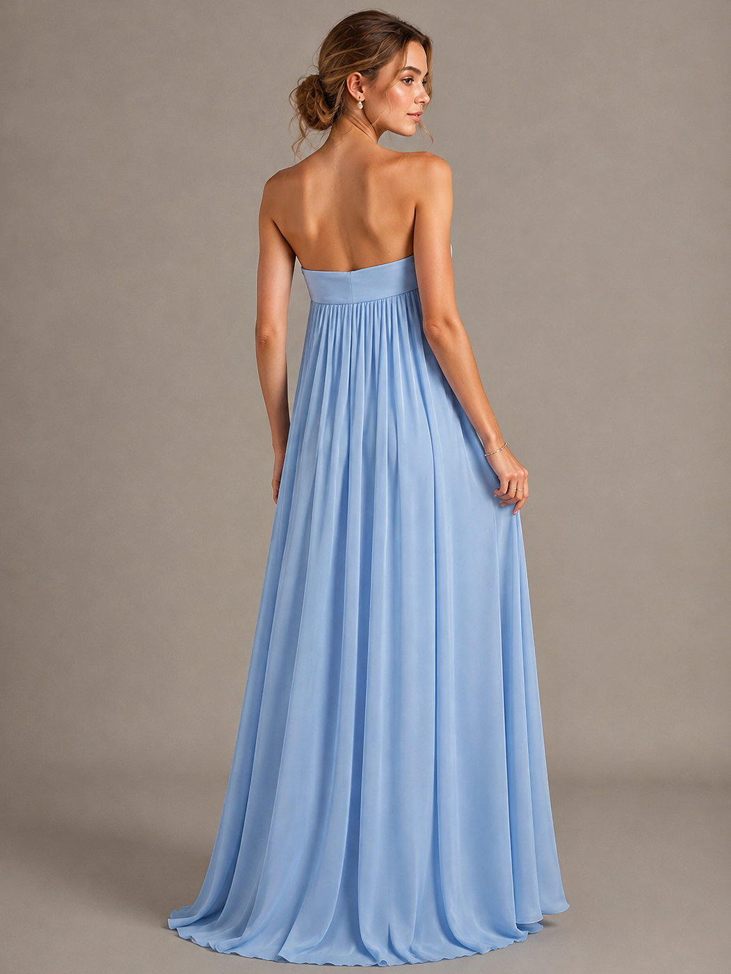 Vestido maxi lavanda de satén con cuello en V y volantes